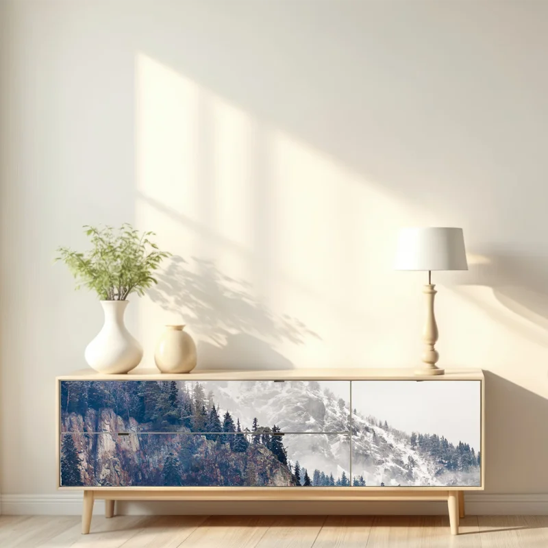 Repositionierbarer Aufkleber nebliger berg mit felsklippe und kieferwald