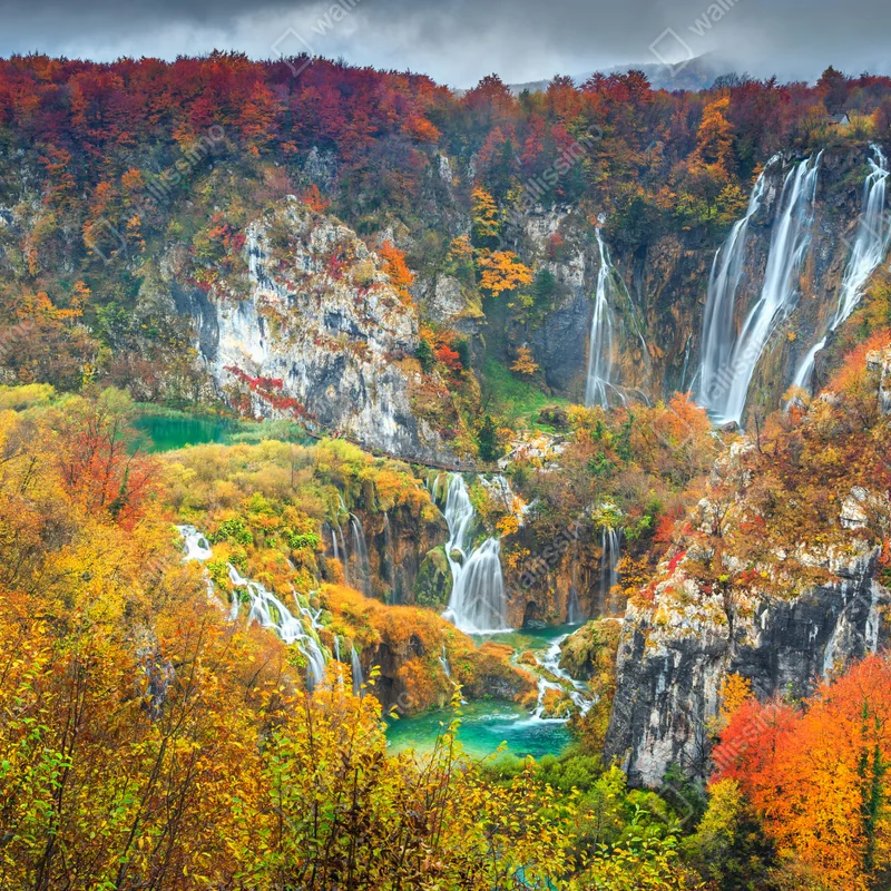 Fensteraufkleber herbstliche wasserfälle in einem farbenfrohen wald Fensteraufkleber herbstliche wasserfälle in einem farbenfrohen wald