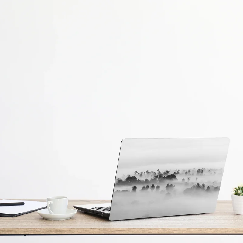 Naklejka na laptopa mglisty las czarno-biały