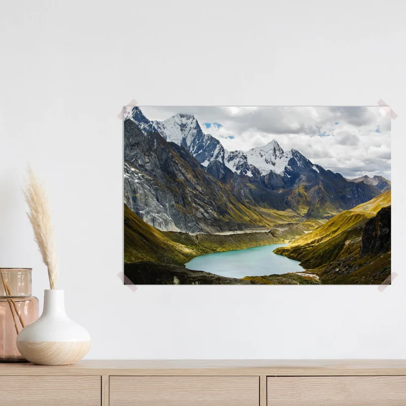 Poster türkisblauer bergsee unter schneegipfeln Poster türkisblauer bergsee unter schneegipfeln