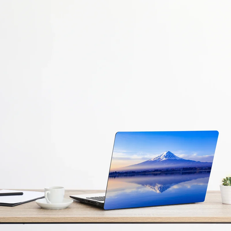 Naklejka na laptopa Góra Fuji poranne odbicie nad jeziorem