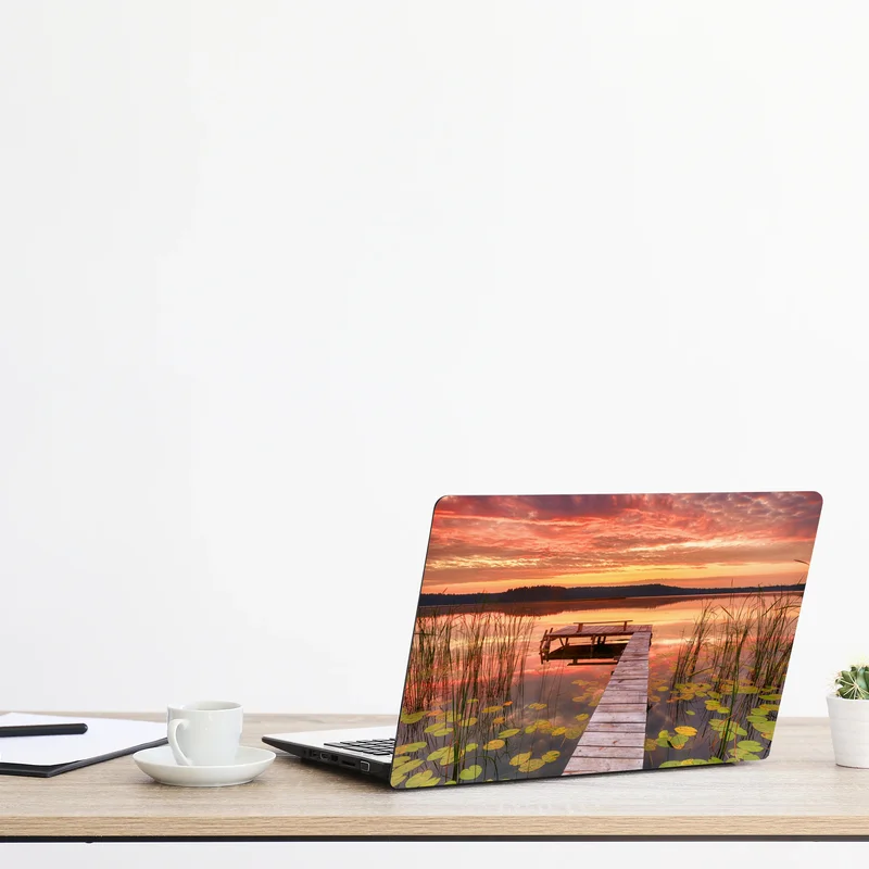 Laptop-Aufkleber sonnenaufgang über ruhigem see mit steg