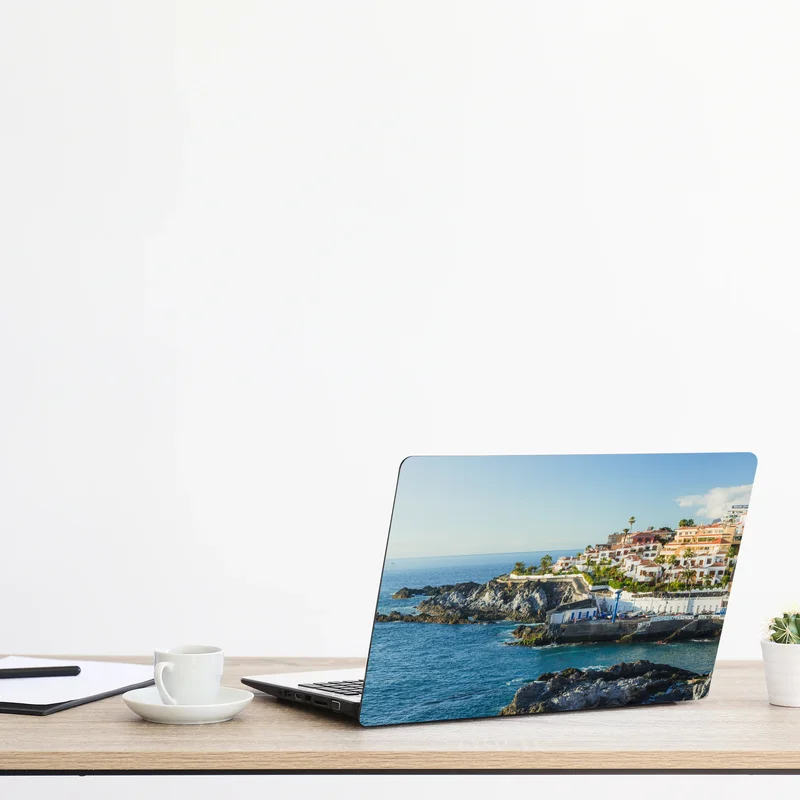 Naklejka na laptopa słoneczna panorama nadmorskiego miasteczka