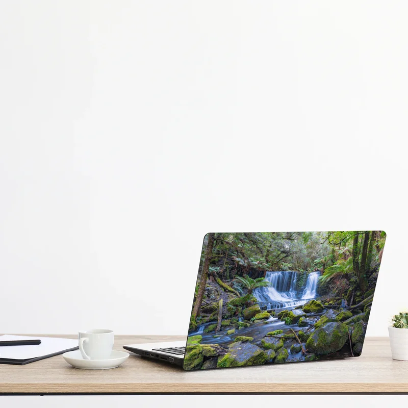 Naklejka na laptopa spokojny leśny wodospad Naklejka na laptopa spokojny leśny wodospad