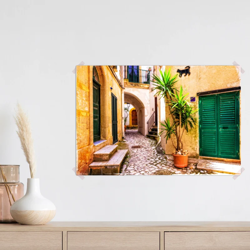 Poster sonnige mediterrane gasse mit grünen jalousien Poster sonnige mediterrane gasse mit grünen jalousien
