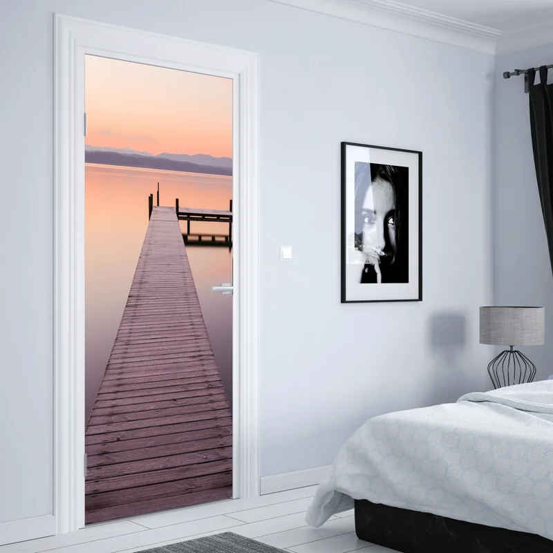 Türaufkleber ruhiger steg im frühaufgang über pastellfarbenem see