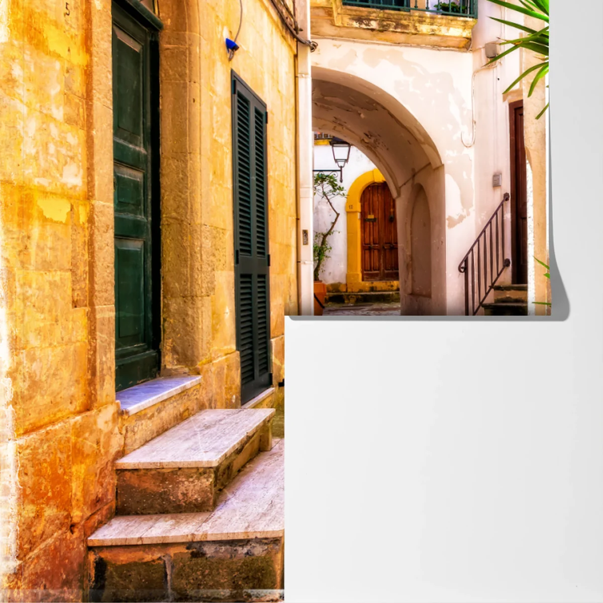 Fototapete sonnige mediterrane gasse mit grünen jalousien Fototapete sonnige mediterrane gasse mit grünen jalousien