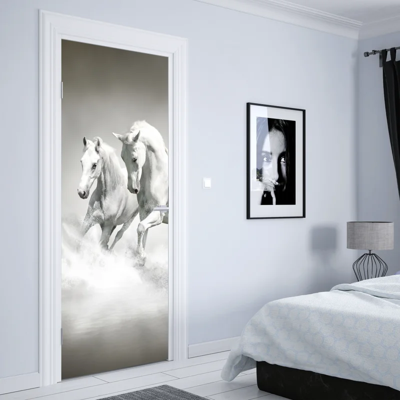 Türaufkleber drei weiße pferde im galopp durch wasser Türaufkleber drei weiße pferde im galopp durch wasser