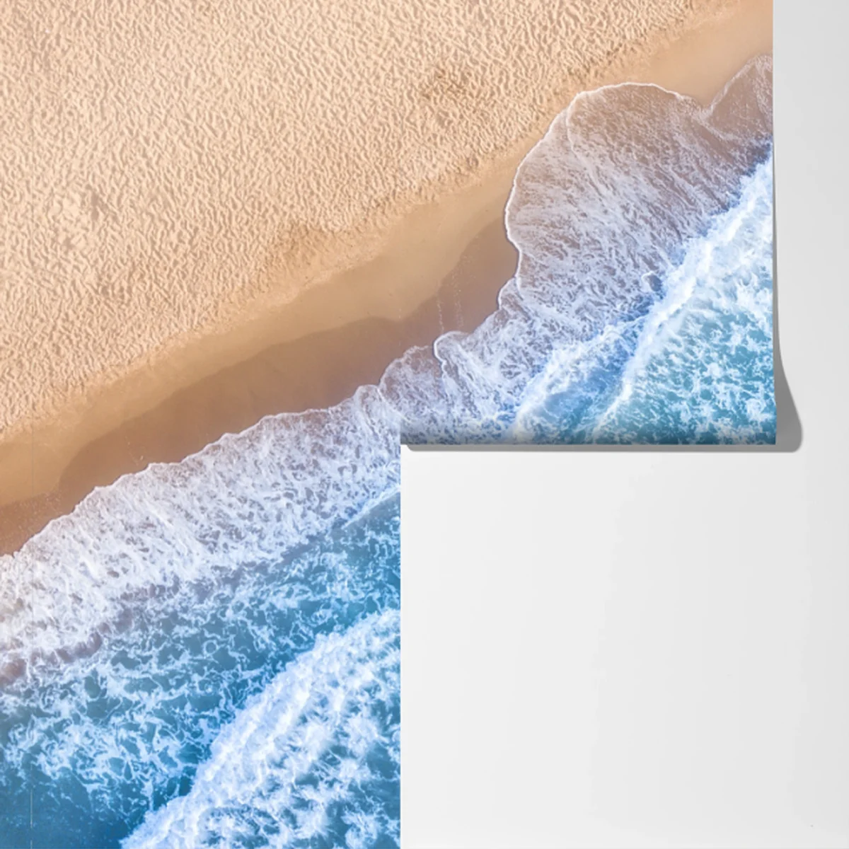 Fototapeta widok z lotu ptaka na turkusowe fale i piaszczystą plażę Fototapeta widok z lotu ptaka na turkusowe fale i piaszczystą plażę