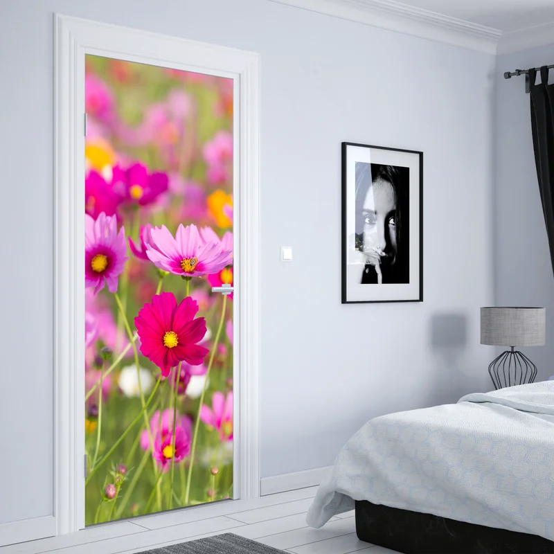 Türaufkleber rosa kosmeenwiese in blüte Türaufkleber rosa kosmeenwiese in blüte