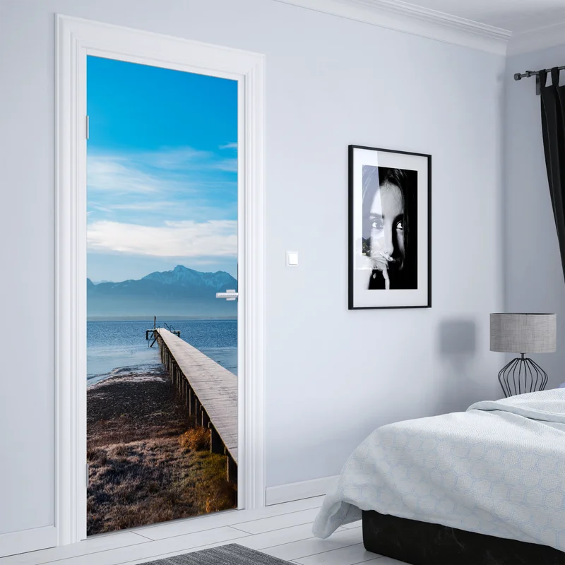 Türaufkleber nebliger steg am bergsee bei dämmerung