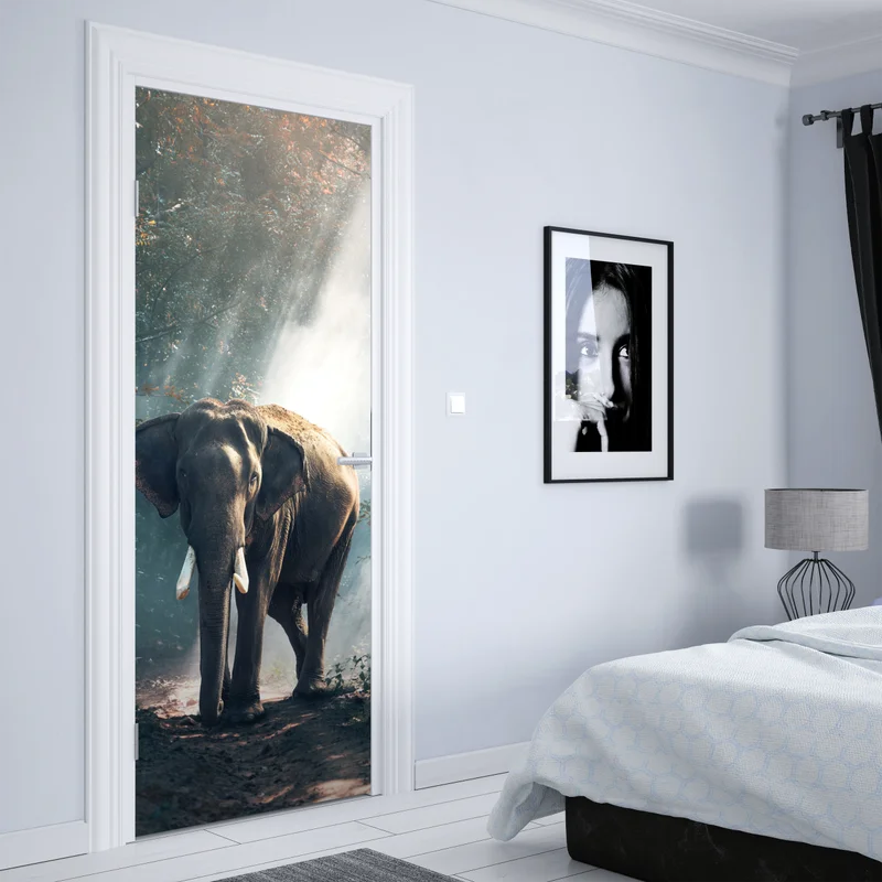 Türaufkleber majestätischer elefant im sonnenlichtdurchfluteten wald