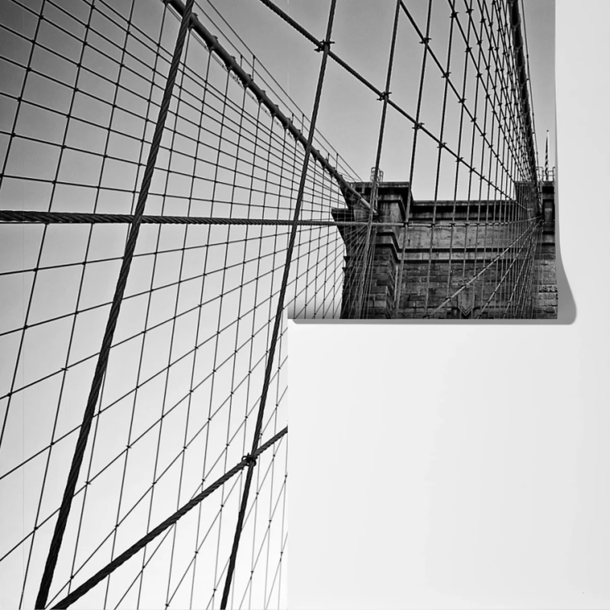 Fototapete symmetrische hängebrücke in schwarzweiß Fototapete symmetrische hängebrücke in schwarzweiß