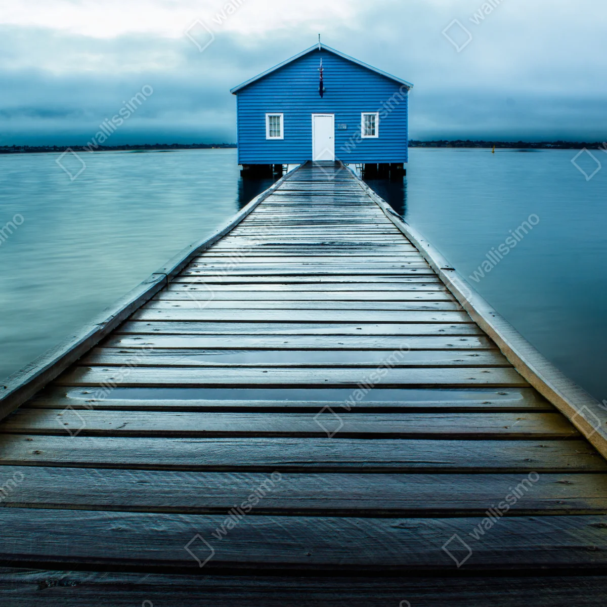 Leinwandbild blaues bootshaus am ende des stegs Leinwandbild blaues bootshaus am ende des stegs
