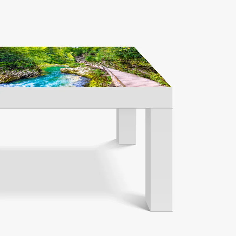 Tischaufkleber und Schreibtischaufkleber türkisfarbener fluss und holzsteg im wald