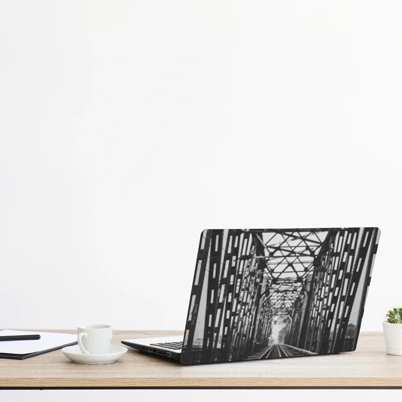 Laptop-Aufkleber alte eisenbahnbrücke in schwarzweiß