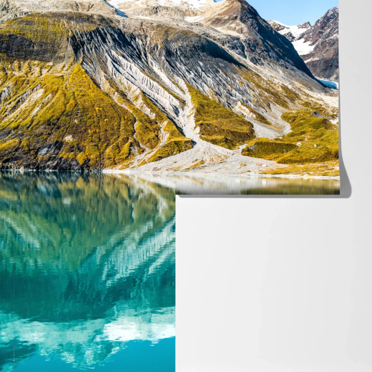 Fototapete ruhiger alpensee mit schneebedeckten gipfeln Fototapete ruhiger alpensee mit schneebedeckten gipfeln