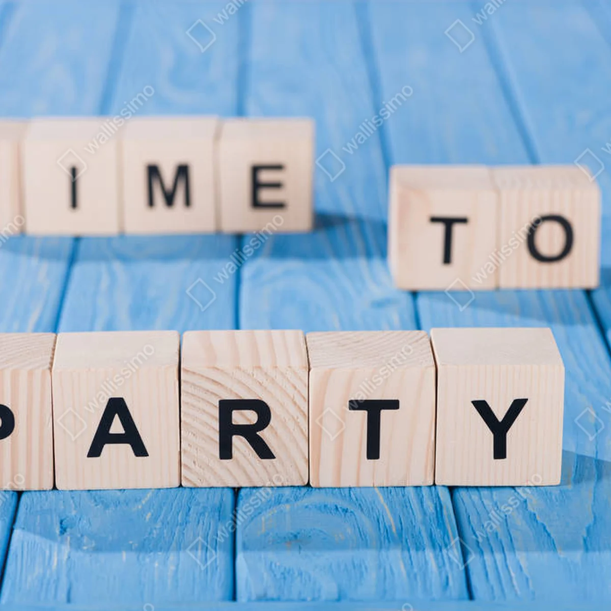 Leinwandbild Nahaufnahme von arrangierten Holzklötzen in die Zeit, um Phrase auf blauer Holzoberfläche zu feiern • Leinwandbilder bei Wallnifity® Leinwandbild Nahaufnahme von arrangierten Holzklötzen in die Zeit, um Phrase auf blauer Holzoberfläche zu feiern • Leinwandbilder bei Wallnifity®