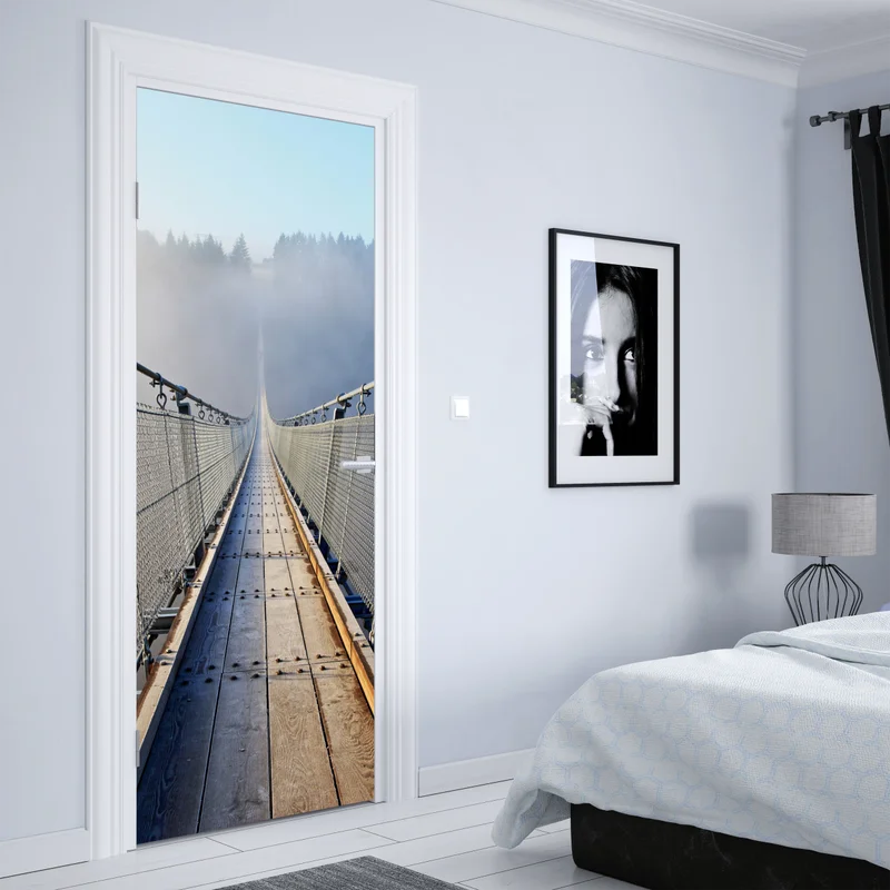 Türaufkleber neblige hängebrücke, die in den wald führt