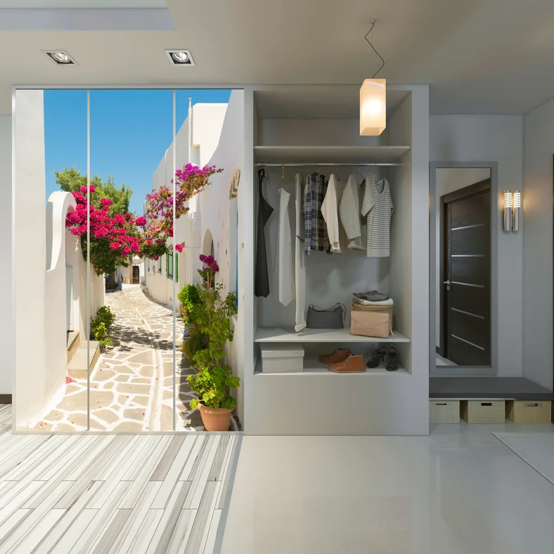 Schrankaufkleber sonnige mediterrane gasse mit bougainvillea