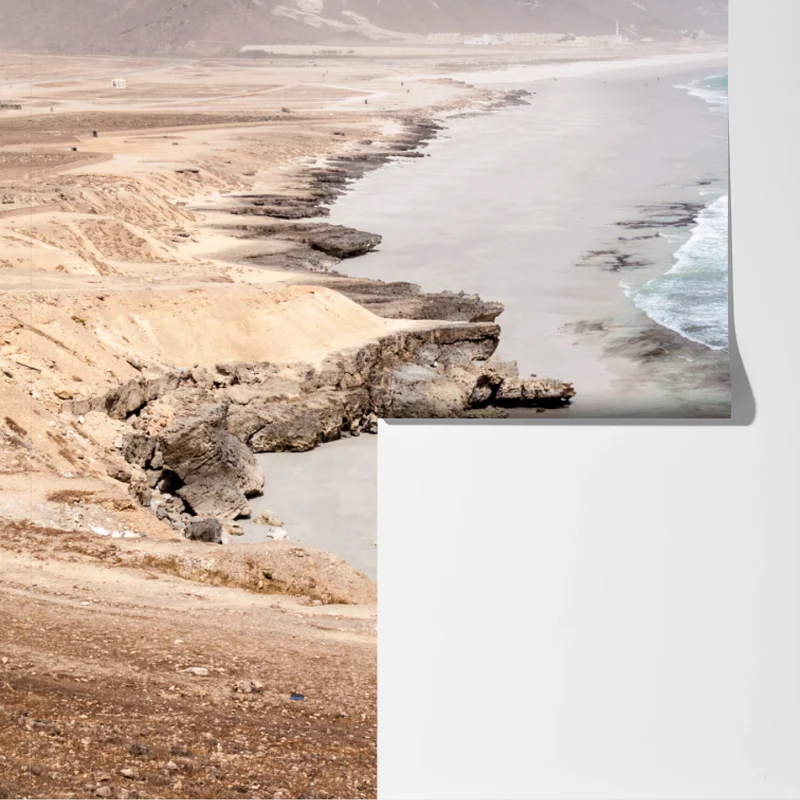 Fototapete ruhige türkisfarbene küstenlinie über wüstenklippen Fototapete ruhige türkisfarbene küstenlinie über wüstenklippen