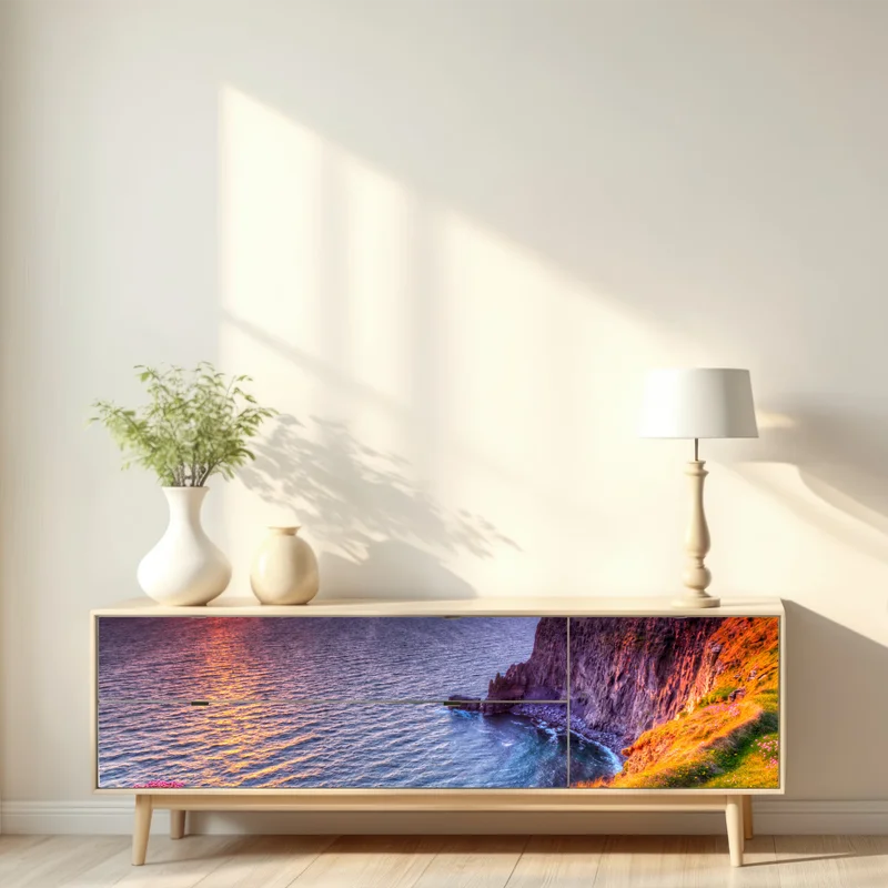 Repositionierbarer Aufkleber sonnenuntergang über zerklüfteten küstenklippen