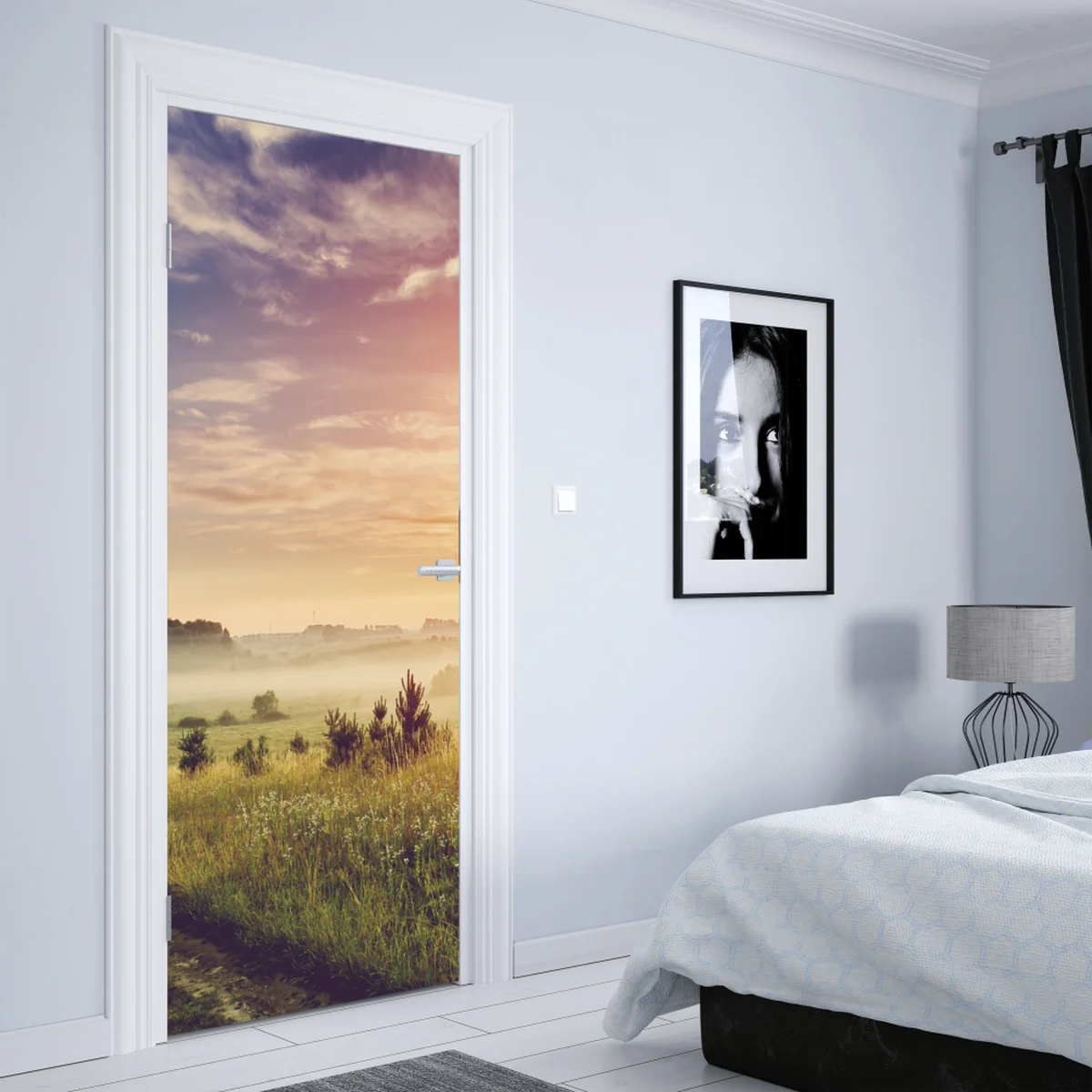 Türaufkleber nebeliger sonnenaufgang über einer ländlichen wiese Türaufkleber nebeliger sonnenaufgang über einer ländlichen wiese