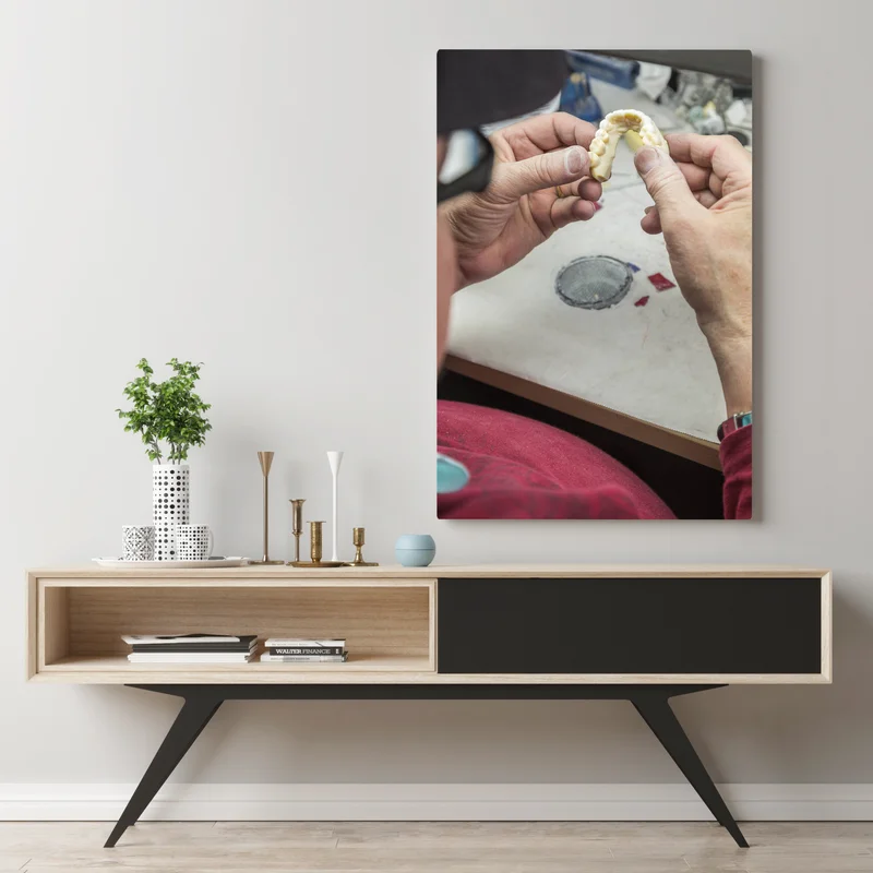 Leinwandbild Zahntechniker arbeitet an 3D-gedruckter Form für Zahnimplantate • Leinwandbilder bei Wallnifity® Leinwandbild Zahntechniker arbeitet an 3D-gedruckter Form für Zahnimplantate • Leinwandbilder bei Wallnifity®