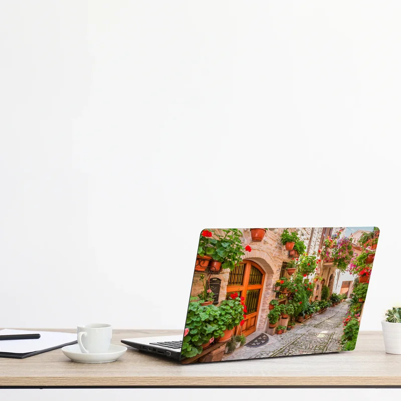 Laptop-Aufkleber sonnige gasse in Italien mit blühenden töpfen