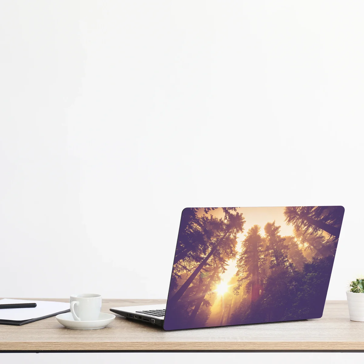 Naklejka na laptopa mglisty las sekwojowy w złotych vintage tonacjach Naklejka na laptopa mglisty las sekwojowy w złotych vintage tonacjach