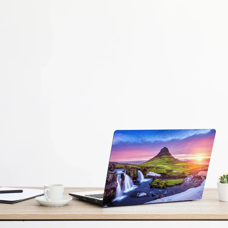 Naklejka na laptopa Kirkjufell o wschodzie słońca