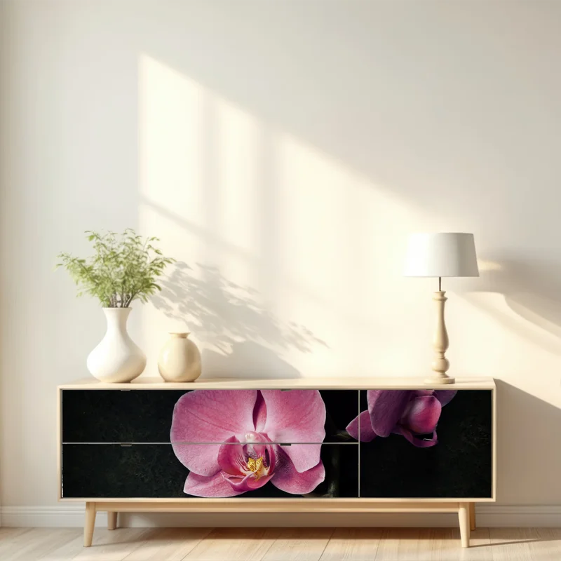Repositionierbarer Aufkleber rosa orchidee vor dunklem vintage-hintergrund