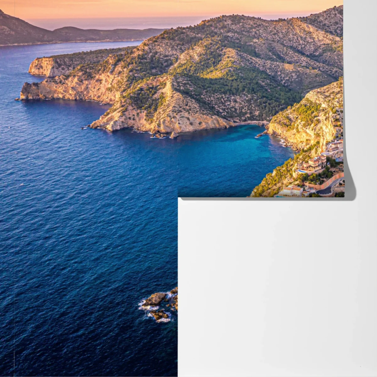 Fototapete sonnenuntergang über küstenlandschaft mit dorf am kliff Fototapete sonnenuntergang über küstenlandschaft mit dorf am kliff