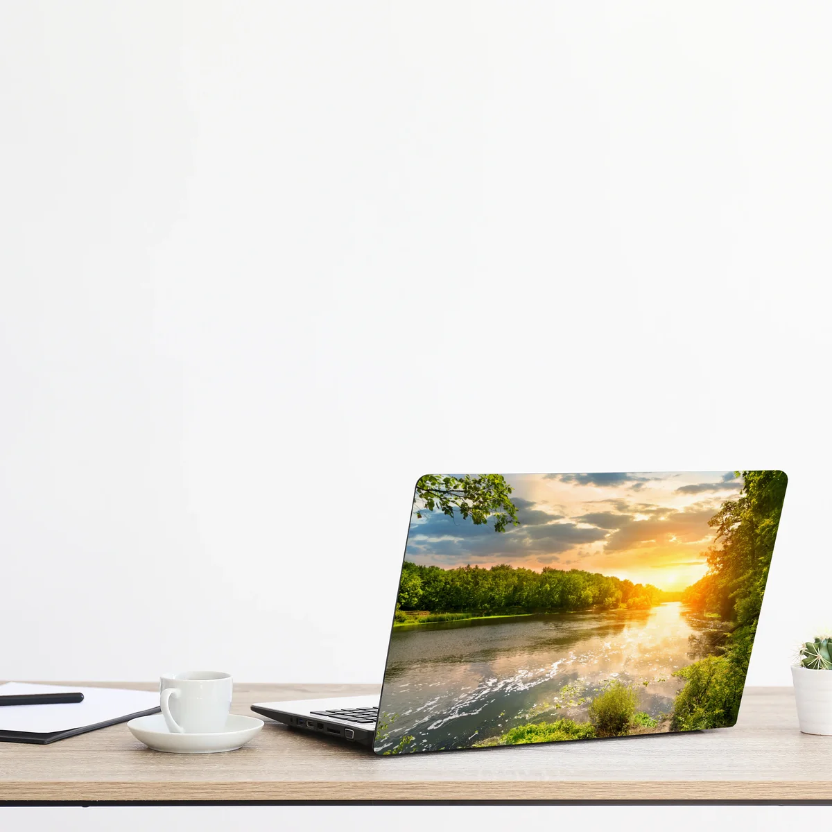 Naklejka na laptopa spokojny zachód słońca nad rzeką i zielonym lasem Naklejka na laptopa spokojny zachód słońca nad rzeką i zielonym lasem