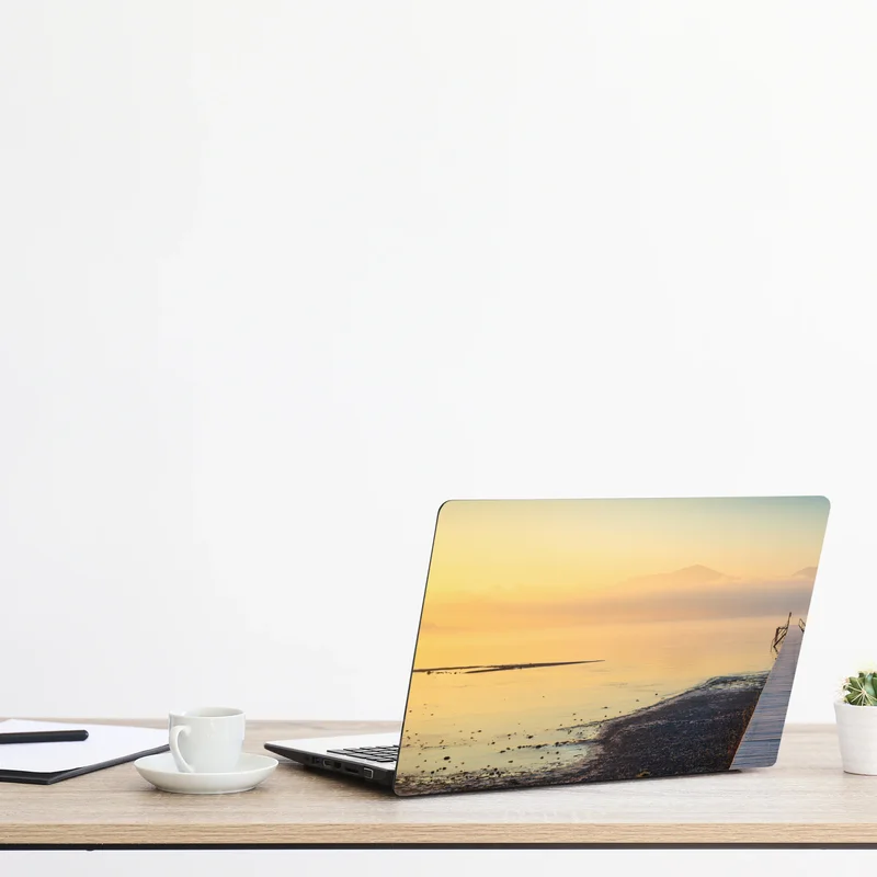 Naklejka na laptopa mglisty wschód nad drewnianym molo