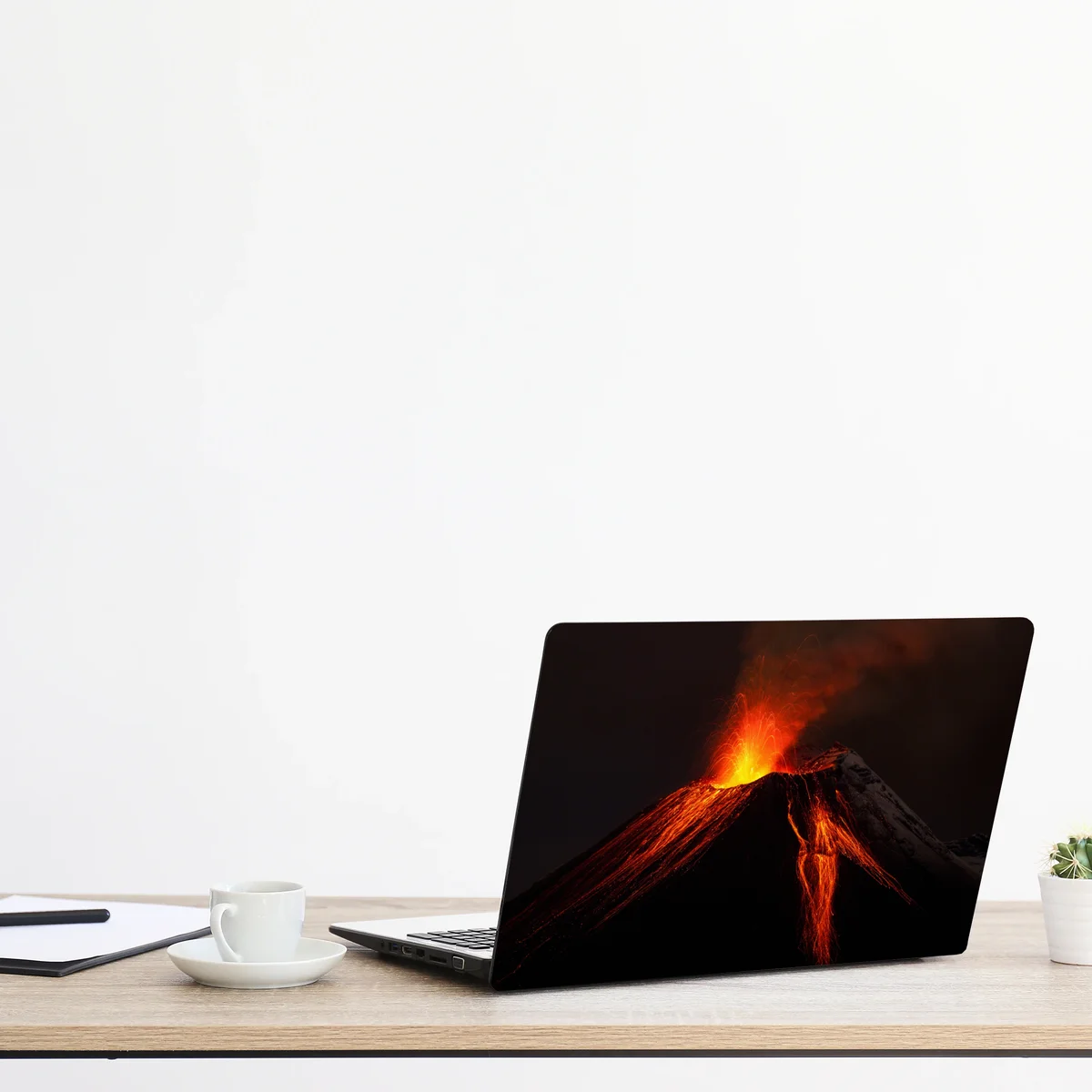 Laptop-Aufkleber glühender vulkanausbruch bei nacht Laptop-Aufkleber glühender vulkanausbruch bei nacht