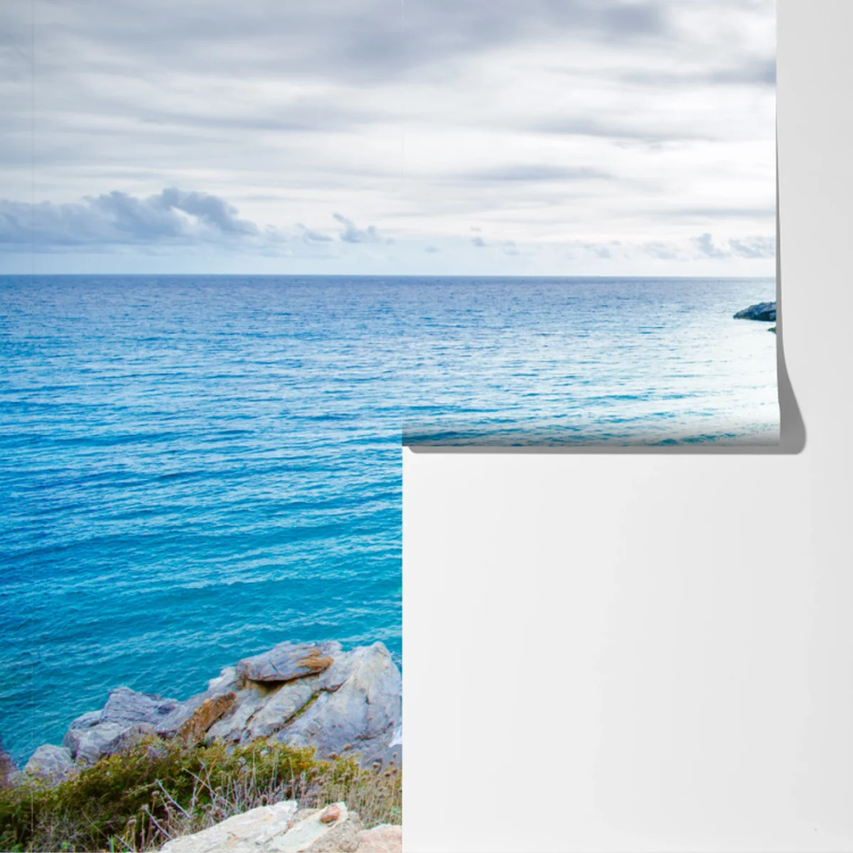 Fototapeta spokojna turkusowa zatoczka z nadmorską ścieżką Fototapeta spokojna turkusowa zatoczka z nadmorską ścieżką