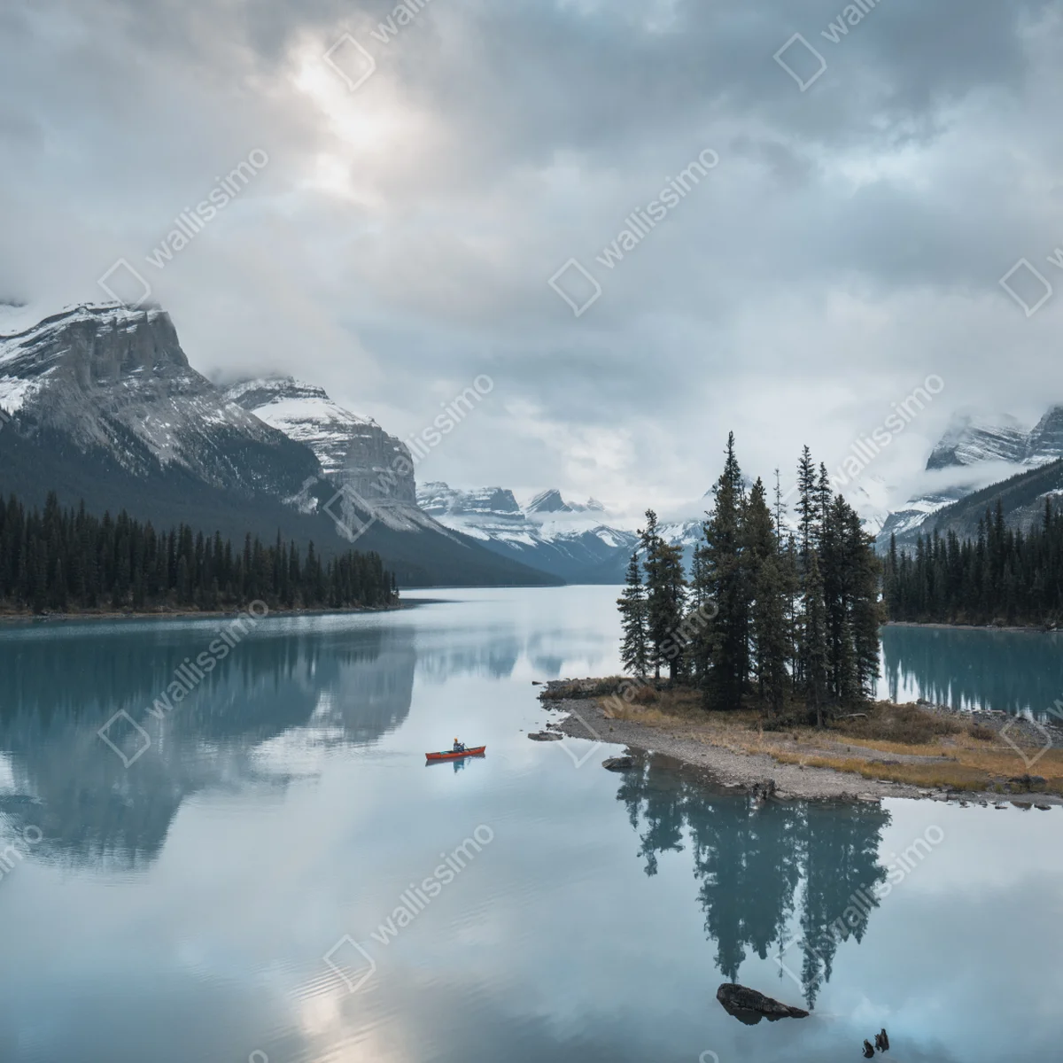 Leinwandbild ruhiger alpensee mit insel und kajak Leinwandbild ruhiger alpensee mit insel und kajak