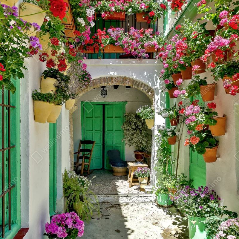 Fensteraufkleber sonniger innenhof mit blumen und grünen türen Fensteraufkleber sonniger innenhof mit blumen und grünen türen