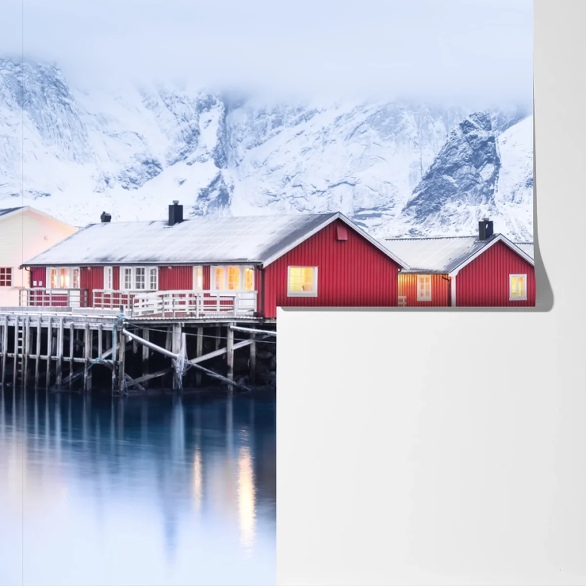 Fototapete sonnenaufgang über den roten hütten der Lofoten Fototapete sonnenaufgang über den roten hütten der Lofoten