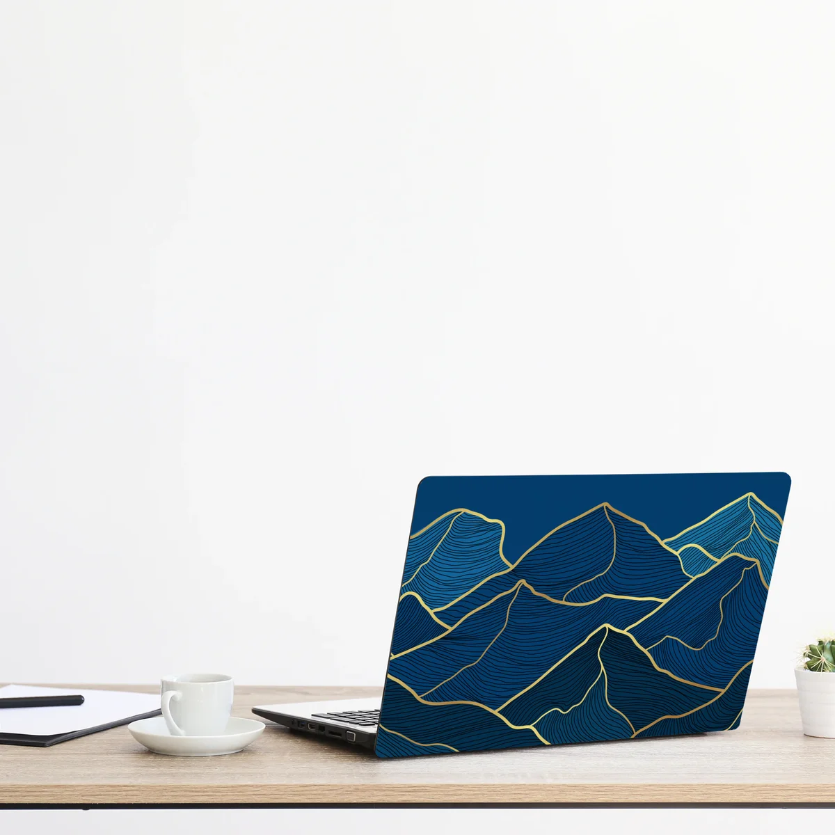 Naklejka na laptopa złote linie górskie na granatowym tle Naklejka na laptopa złote linie górskie na granatowym tle