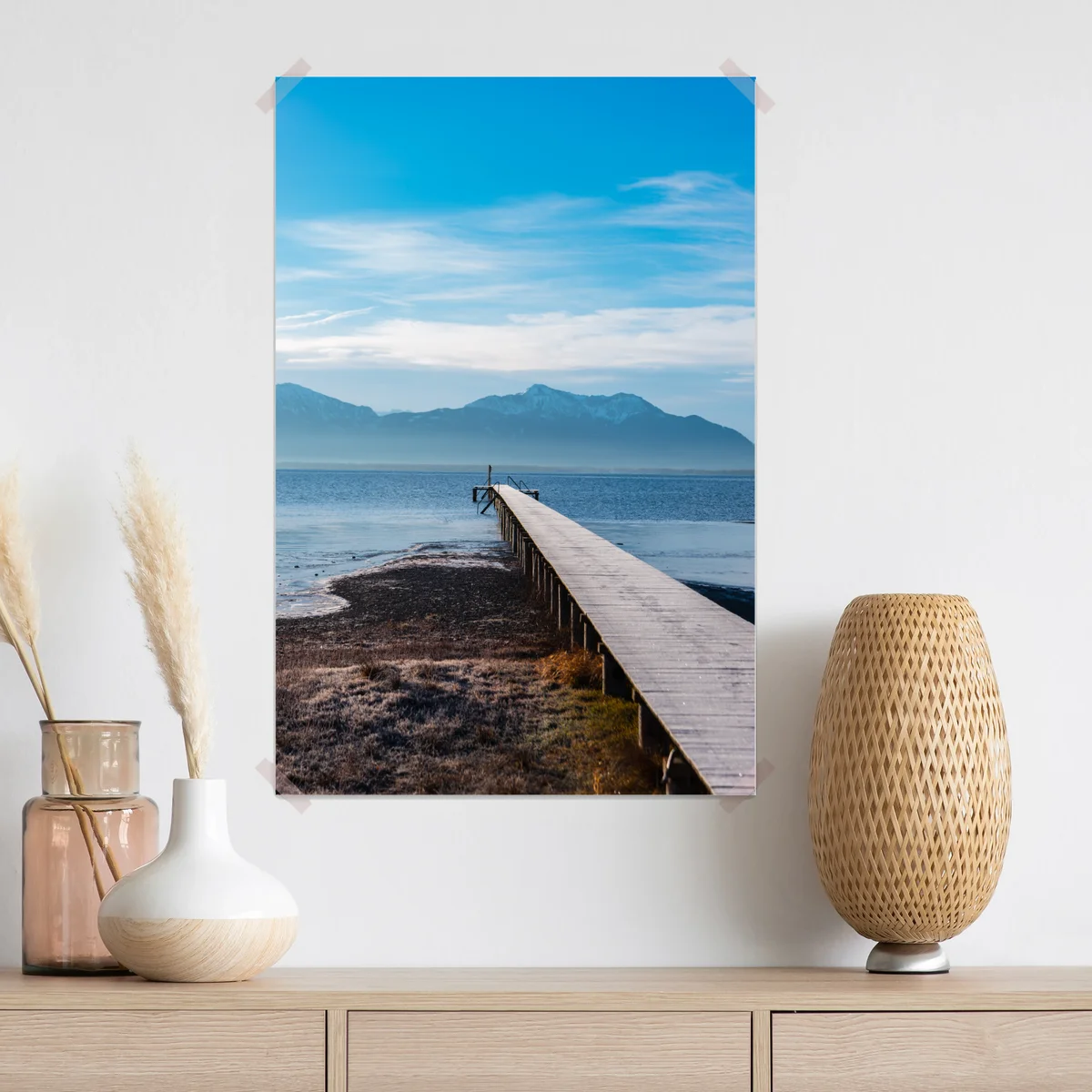 Poster nebliger steg am bergsee bei dämmerung Poster nebliger steg am bergsee bei dämmerung