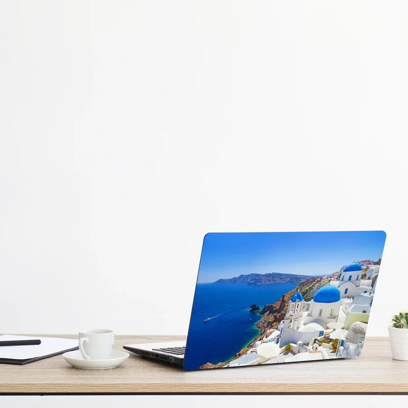 Naklejka na laptopa Santorini błękitne kopuły nad kalderą