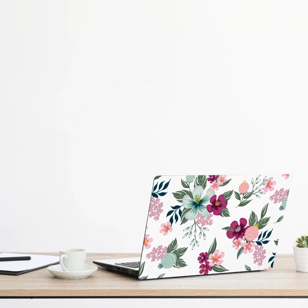 Naklejka na laptopa pastelowy wzór kwiatowy Naklejka na laptopa pastelowy wzór kwiatowy