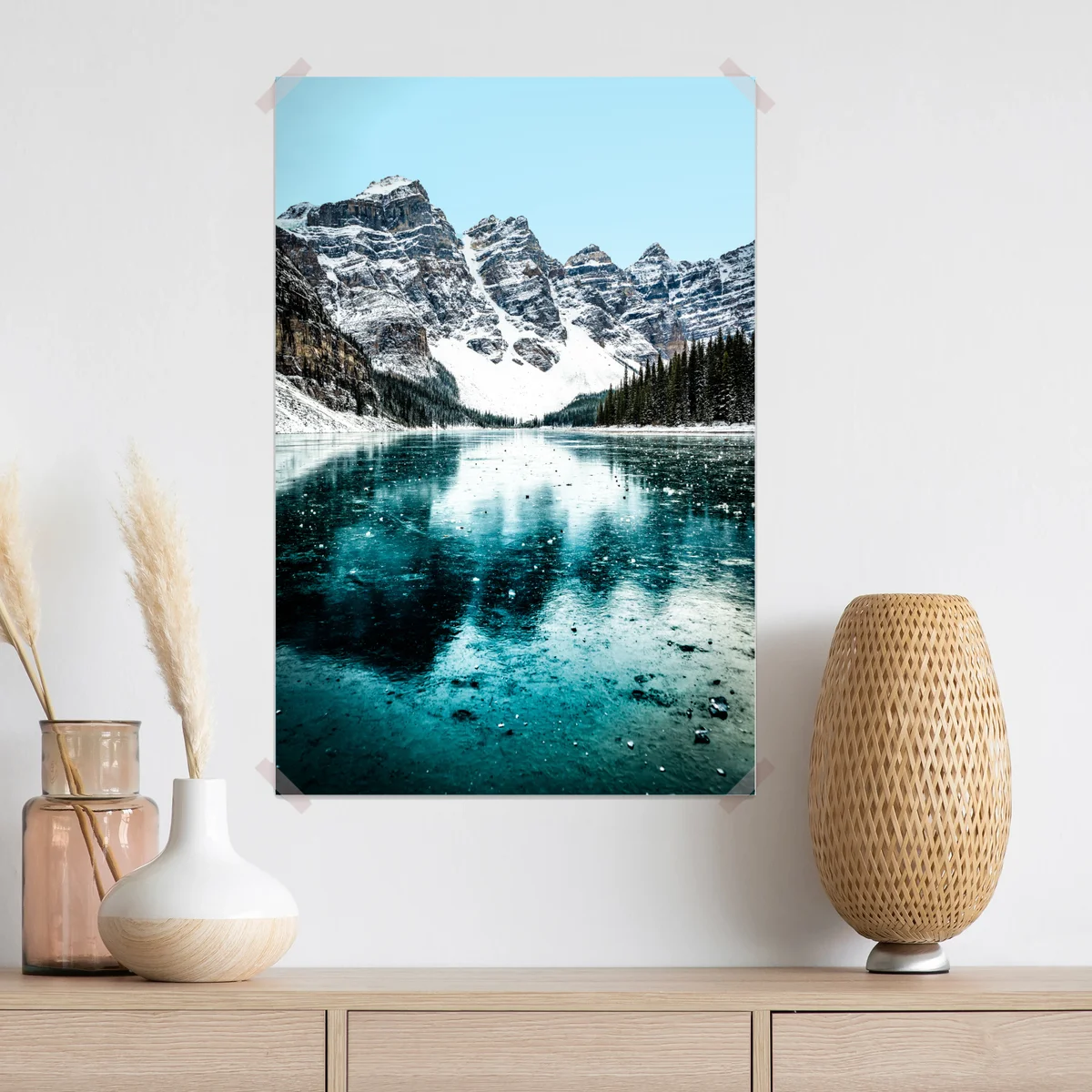 Poster eisiger türkissee mit bergreflexion Poster eisiger türkissee mit bergreflexion
