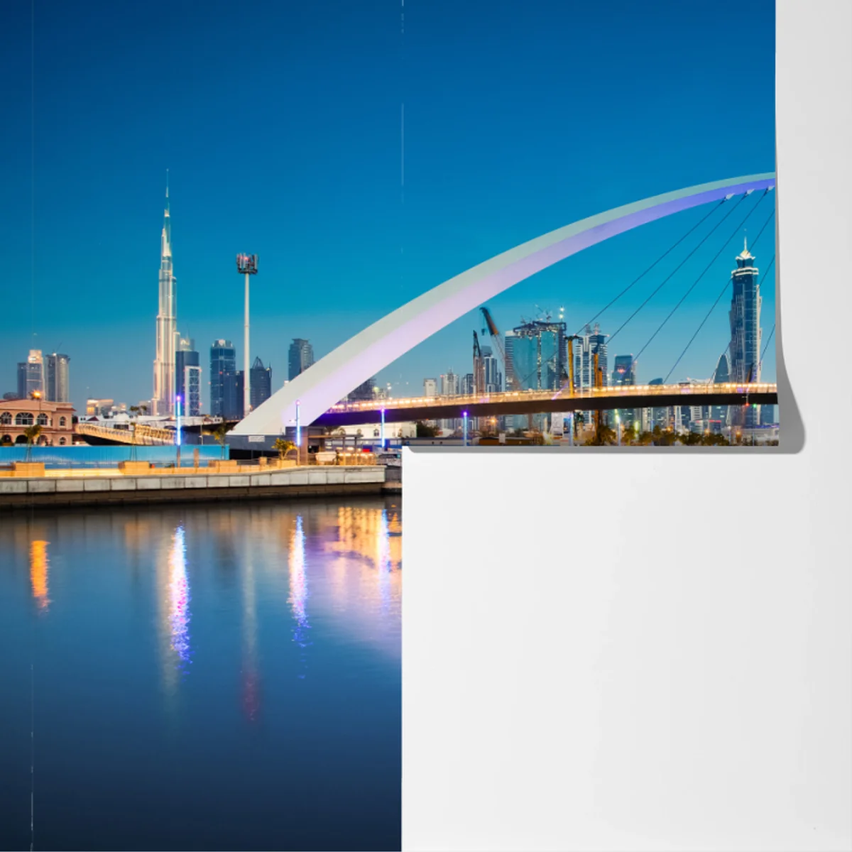 Fototapete Dubai skyline bei nacht mit beleuchteter brücke Fototapete Dubai skyline bei nacht mit beleuchteter brücke