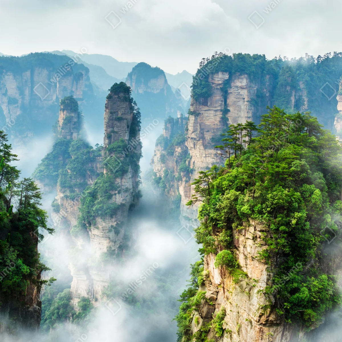 Repositionierbarer Aufkleber nebelige felsenpfeiler in den bergen Repositionierbarer Aufkleber nebelige felsenpfeiler in den bergen