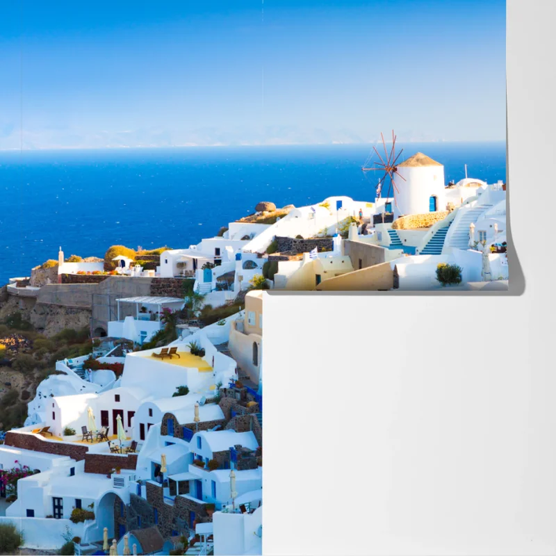 Fototapete sonnenbeschienenes Santorini-dorf am meer Fototapete sonnenbeschienenes Santorini-dorf am meer