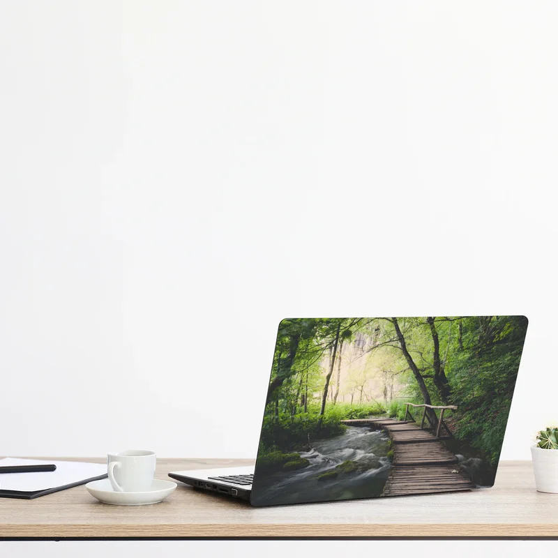 Laptop-Aufkleber ruhiger hölzerner steg durch grünen wald