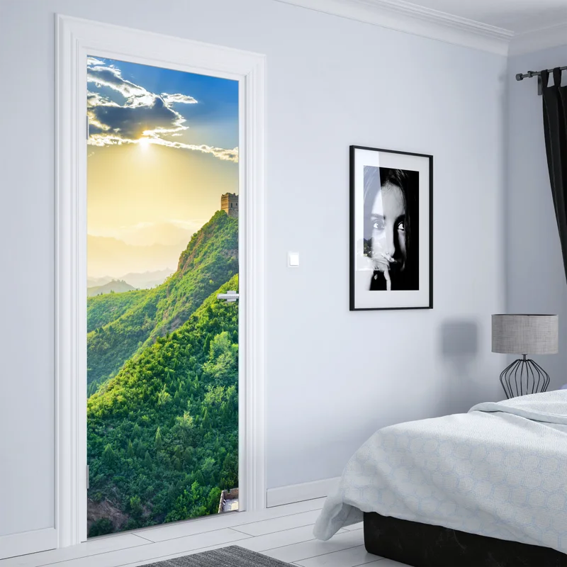Türaufkleber Chinesische Mauer bei sonnenaufgang über grünen bergen